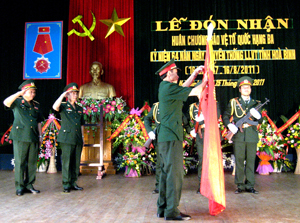 Thừa ủy quyền của Chủ tịch nước, Thiếu tướng Vũ Hải Chấn đã gắn Huân chương Bảo vệ Tổ quốc hạng ba lên lá cờ quyết thắng của LLVT tỉnh.